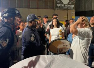 Máxima tensión en Zona 7: Madre de preso político encaró a funcionarios de la PNB (VIDEOS)