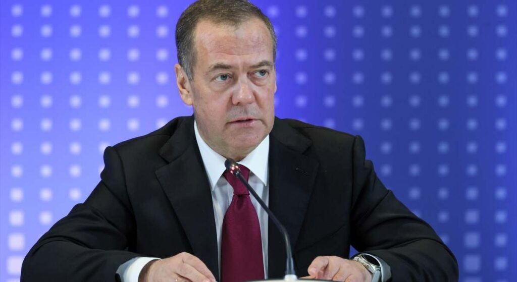 Medvedev llama "idiotas" a los gobernantes europeos y asegura que Rusia no permitirá tropas de la OTAN en Ucrania