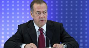 Medvedev llama «idiotas» a los gobernantes europeos y asegura que Rusia no permitirá tropas de la OTAN en Ucrania