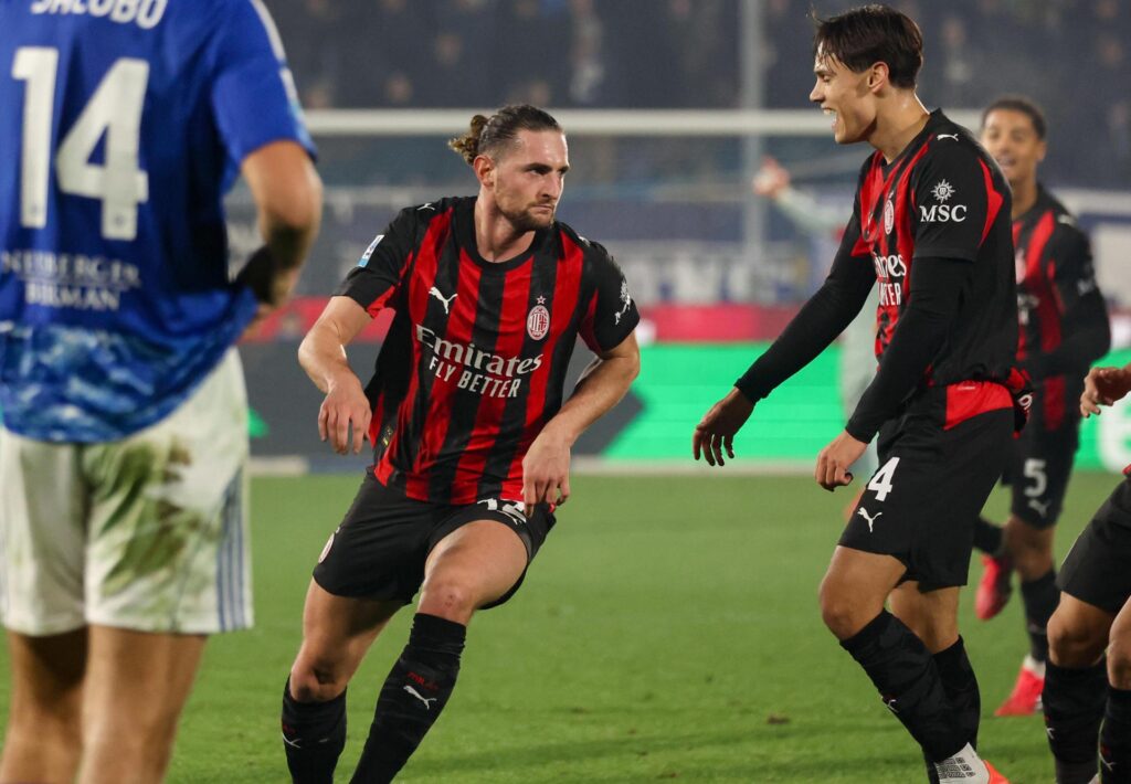Milan se llevó un triunfo sufrido en Como y sigue en la pelea por el "Scudetto"