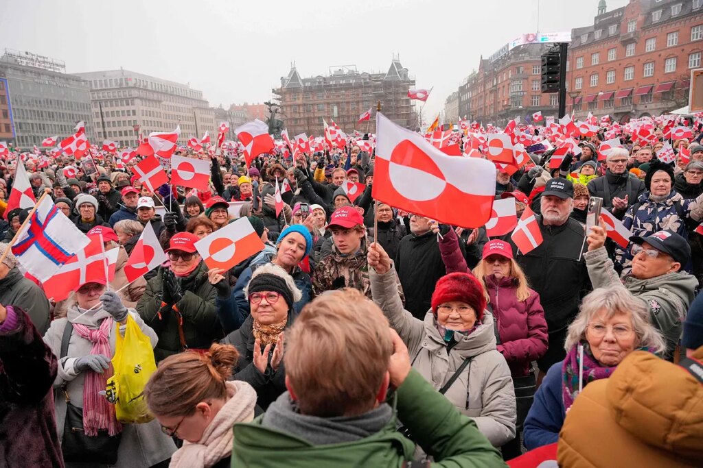 Miles de manifestantes cargan en Copenhague contra el plan de Trump: "¡No toquen Groenlandia!"