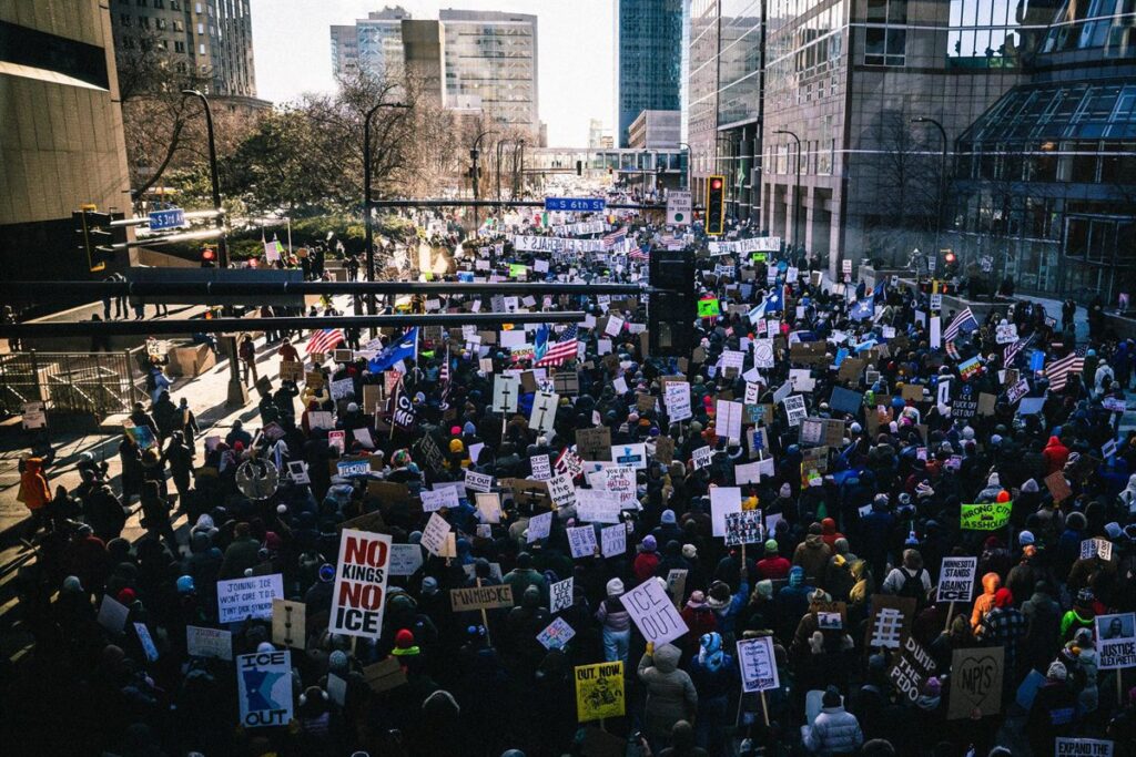 Miles de personas regresan a las calles en Minneapolis y otros puntos de EEUU tras la muerte de Pretti