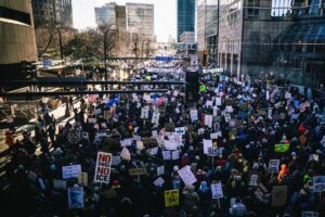 Miles de personas regresan a las calles en Minneapolis y otros puntos de EEUU tras la muerte de Pretti | europapress.es