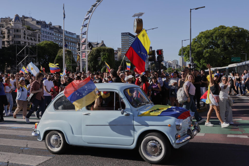Miles de venezolanos celebran en Buenos Aires la captura de Maduro por parte de EE.UU. - AlbertoNews
