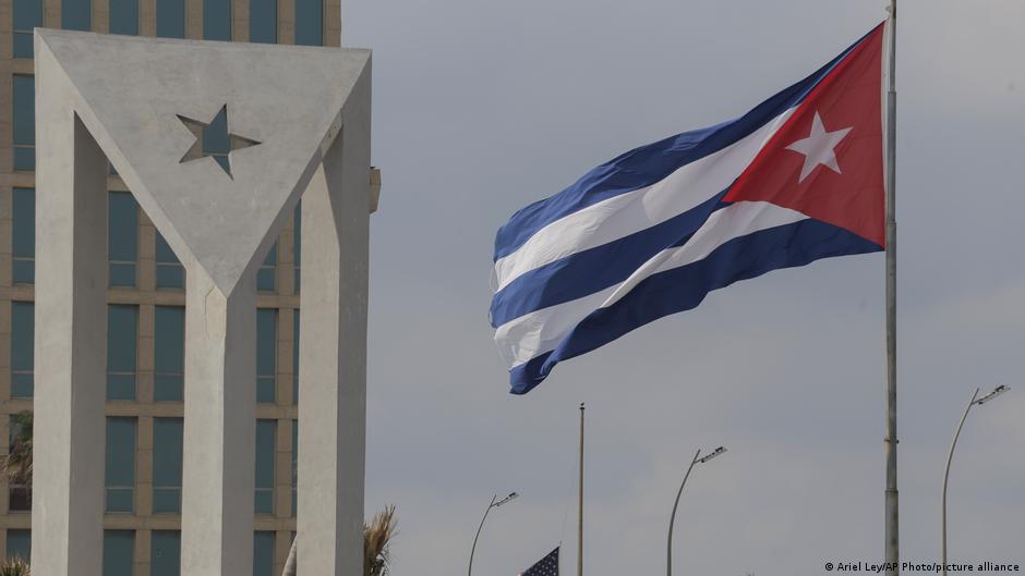 Miles marchan en Cuba con antorchas por amenazas de EE.UU.