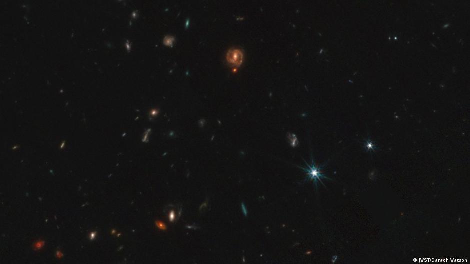 Misteriosos "pequeños puntos rojos" esconden agujeros negros