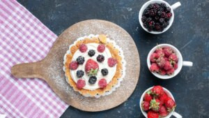 Mostachón de frutos rojos, un postre con el que triunfarás en cualquier reunión alrededor de la mesa