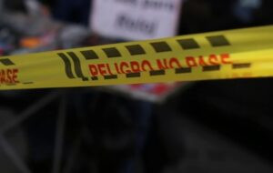 Muere motorizado que chocó contra avioneta