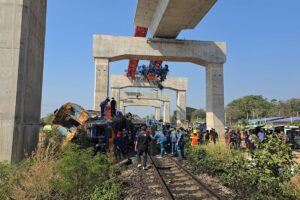 Mueren al menos 22 personas en el choque de un tren contra una grúa de construcción en Tailandia | europapress.es