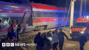 Mueren al menos 5 personas al descarrilar dos trenes de alta velocidad en el sur de España
