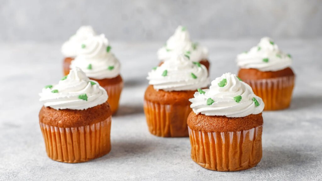 Muffins de calabacín con espinaca y queso feta, una idea alta en proteína y perfecta para el desayuno por menos de 3 euros la ración