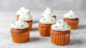 Muffins de calabacín con espinaca y queso feta, una idea alta en proteína y perfecta para el desayuno por menos de 3 euros la ración