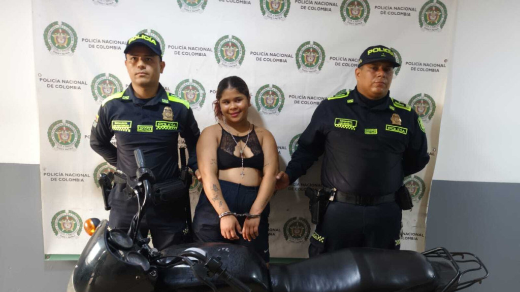 Mujer capturada en el Atlántico tras una persecución policial posó y sonrió para la foto que tomó la Policía: fue encontrada en flagrancia