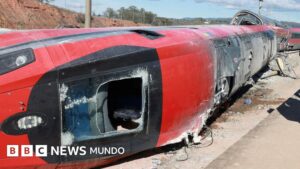 «Necesito que paren el tráfico en las vías urgentemente»: los audios de las llamadas entre los trenes y el centro de mando segundos después del accidente que dejó 43 muertos en España