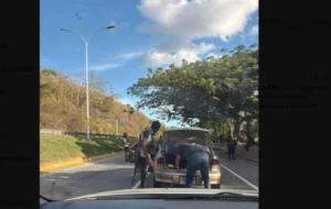 ONG contabiliza dos detenciones en alcabalas de civiles armados por “celebrar” captura de Maduro