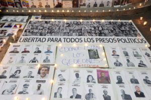 PNB intentó disolver vigilia en El Helicoide y Zona 7 durante la noche de este #17Ene