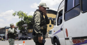 PNB revisa teléfono de chamo y llora al leer los mensajes con su ex – El Chigüire Bipolar