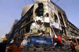 Pakistán da por muertos a los 85 desaparecidos del incendio en un centro comercial