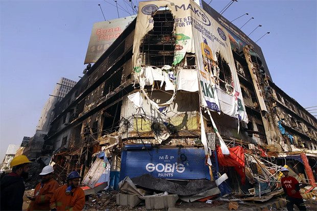 Pakistán da por muertos a los 85 desaparecidos del incendio en un centro comercial