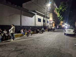 Pasarán la noche a la intemperie para ser los primeros en renovar la cédula