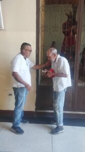 Pastoral Social de Maiquetía restaura calzado para abuelos vulnerables