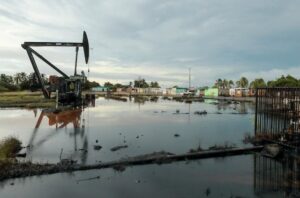 Petroleras internacionales presionan por reformas rápidas en Venezuela para obtener control sobre exportaciones de crudo
