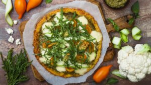 Pizza con masa de calabacín, la receta barata ideal para una cena rápida y saludable