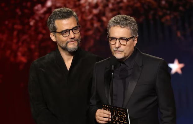 Polémica en los Critics Choice por entrega de premio en la alfombra roja