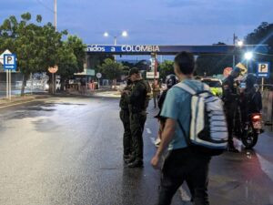 Policía de Colombia en las cercanías al puente Simón Bolívar