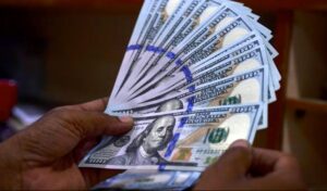 Precio del dólar del 2 de febrero por encima de 370 bolívares