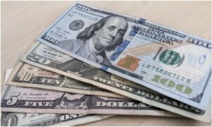 Precio del dólar del 22 de enero roza los 350 bolívares