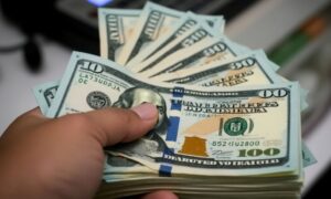 Precio del dólar del 9 de enero pasa los 325 bolívares