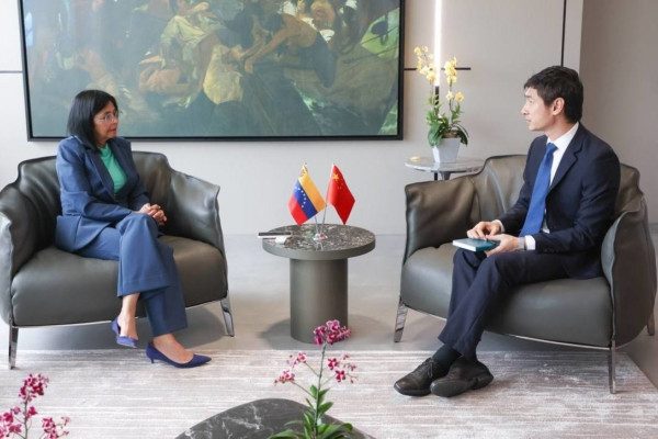 Presidenta Delcy Rodríguez se reúne con embajador chino