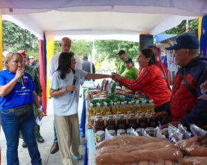 Presidenta (e) supervisa soberanía alimentaria en Petare