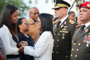 Presidenta encargada rinde honores a militares caídos en ataque del 3-E