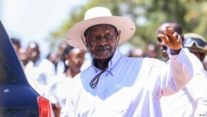 Presidente de Uganda logra séptimo mandato bajo «represión»