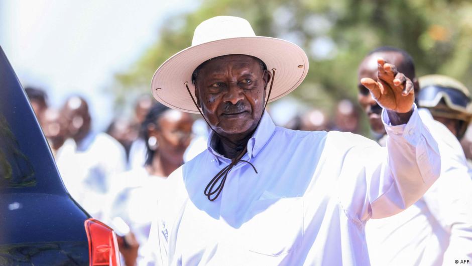 Presidente de Uganda logra séptimo mandato bajo "represión"