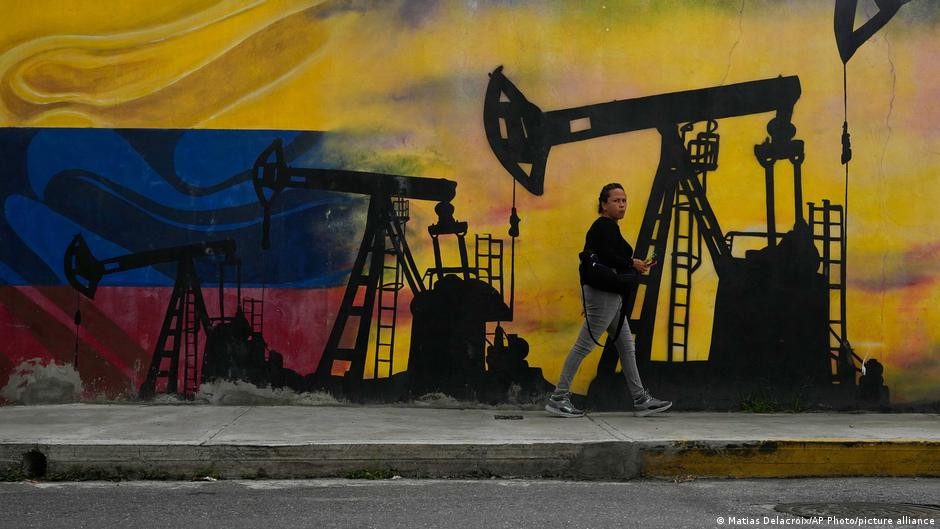 Qué implica que Venezuela dé masivamente petróleo a EE. UU. – DW – 07/01/2026