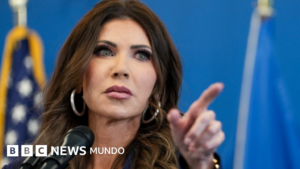 Quién es Kristi Noem, la mujer que lidera la ofensiva migratoria de Trump al frente del Departamento de Seguridad Nacional de EE.UU.