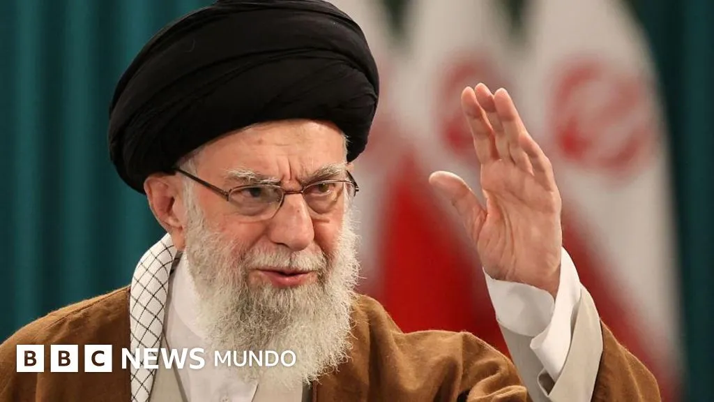 Quién es y cuánto poder tiene el ayatolá Alí Jamenei, el líder supremo de Irán a quien las multitudinarias protestas buscan destituir