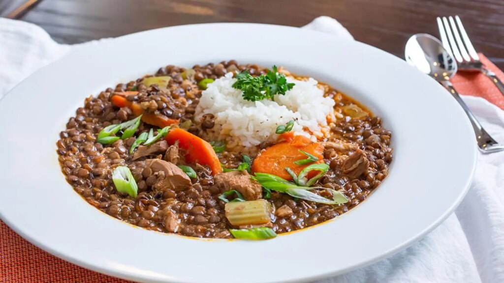 Receta de lentejas con arroz, porque mezclar legumbres y cereales nos da el plato completo