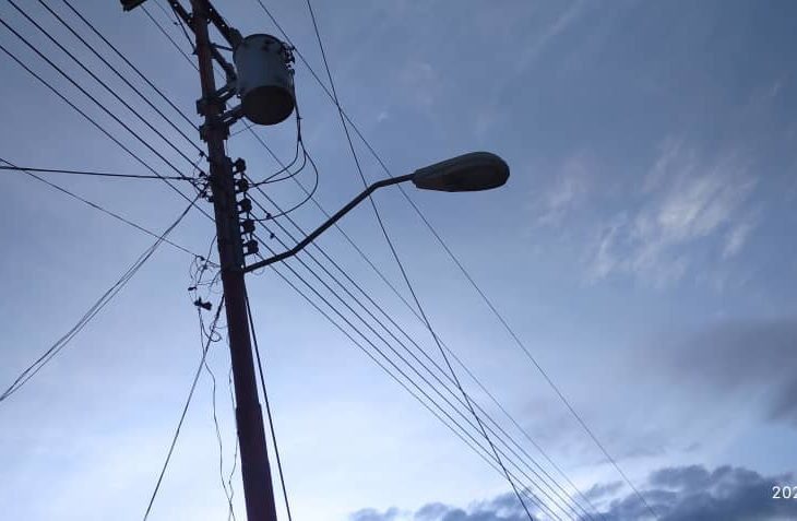 Reportan bajones y cortes eléctricos en varias regiones del país
