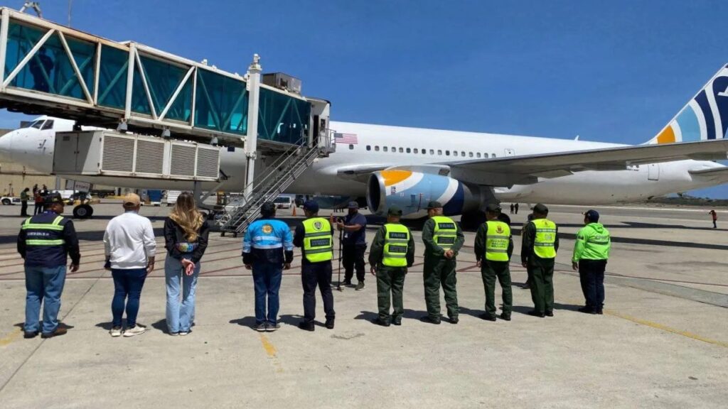 Retornan al país 128 venezolanos de Arizona