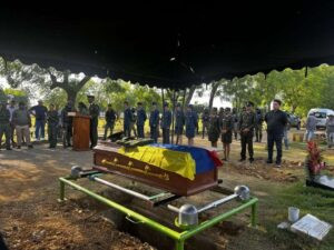 Rinden honores a sargento muerto en bombardeos