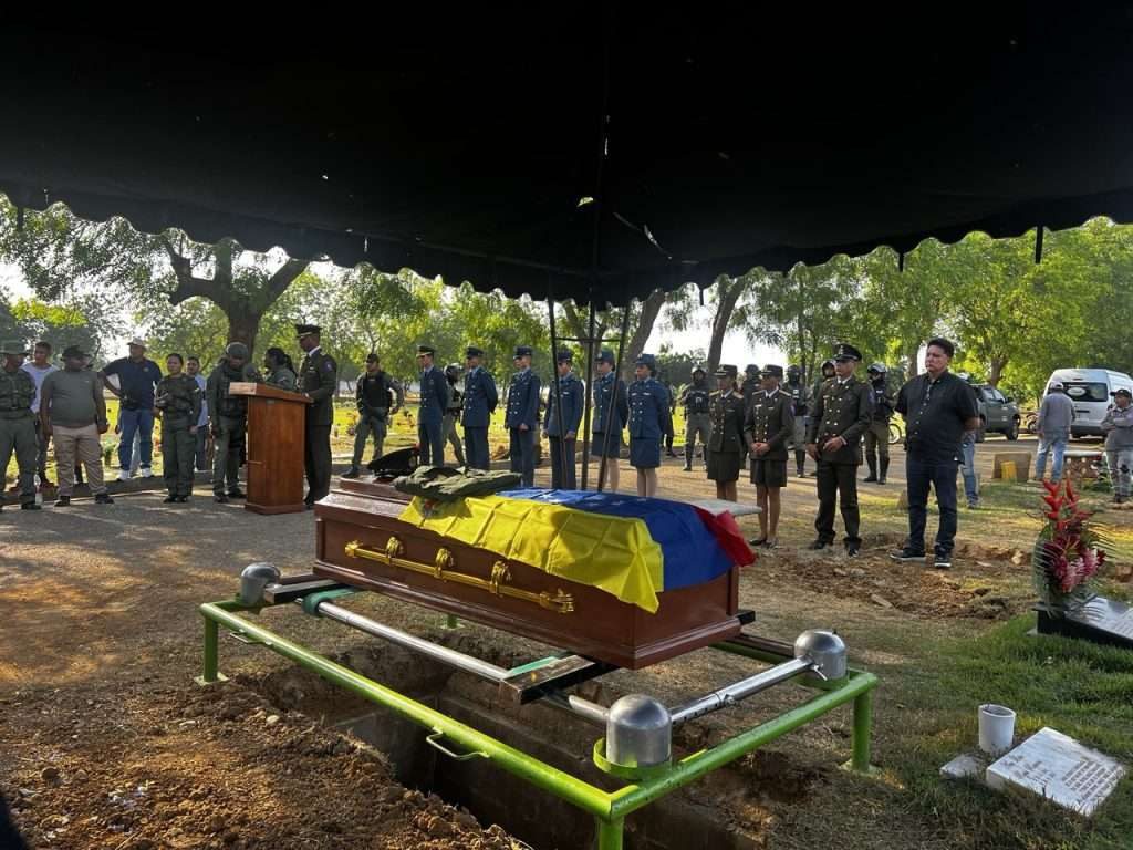 Rinden honores a sargento muerto en bombardeos