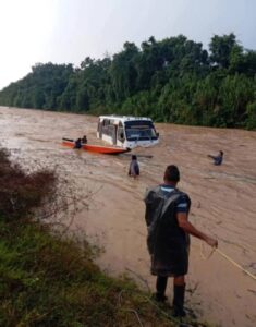 Río crecido arrastra una buseta de pasajeros en Apure