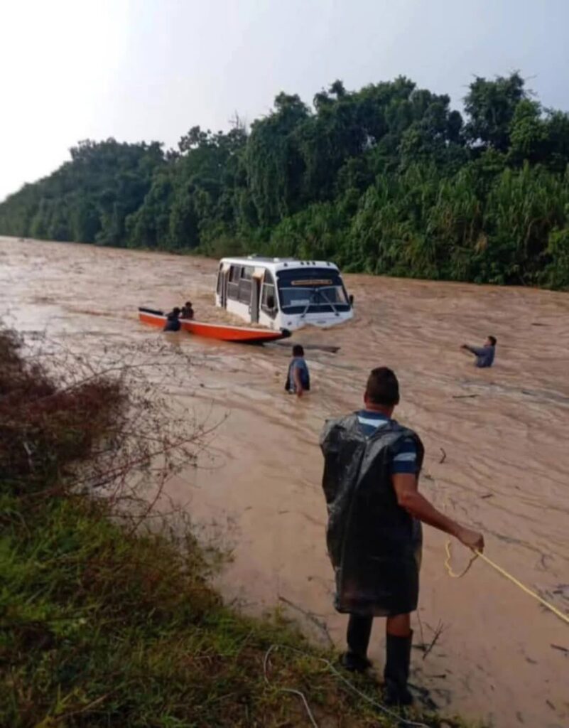 Río crecido arrastra una buseta de pasajeros en Apure