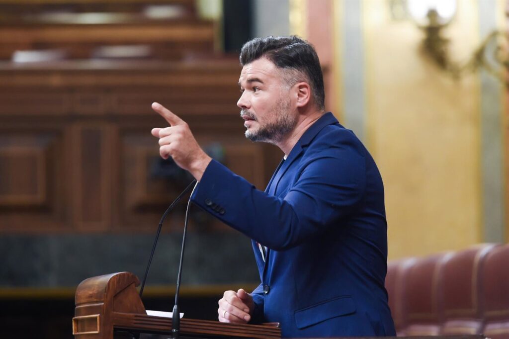 Rufián ve "de anormales" comparar el accidente de Adamuz con la gestión de la dana y el PP le tacha de "buitre"