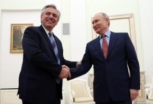 Rusia maniobra para que Milei modere sus simpatías hacia Ucrania y no ponga barreras a los agentes del Kremlin en Argentina | elperiodico.com