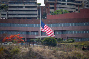 SNTP denuncia que a equipo de Telemundo le obligaron a borrar material cerca de la embajada de EEUU - AlbertoNews